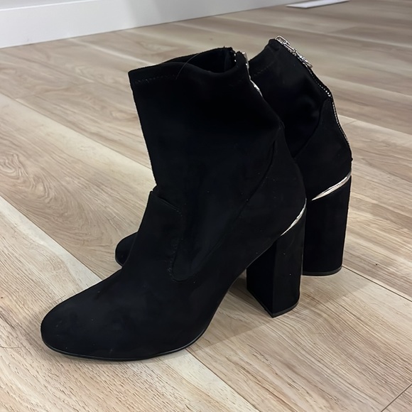 The Wishbone Collection Gemma Stretch Suede Black Heeled Bootie size 8M - Picture 2 of 5